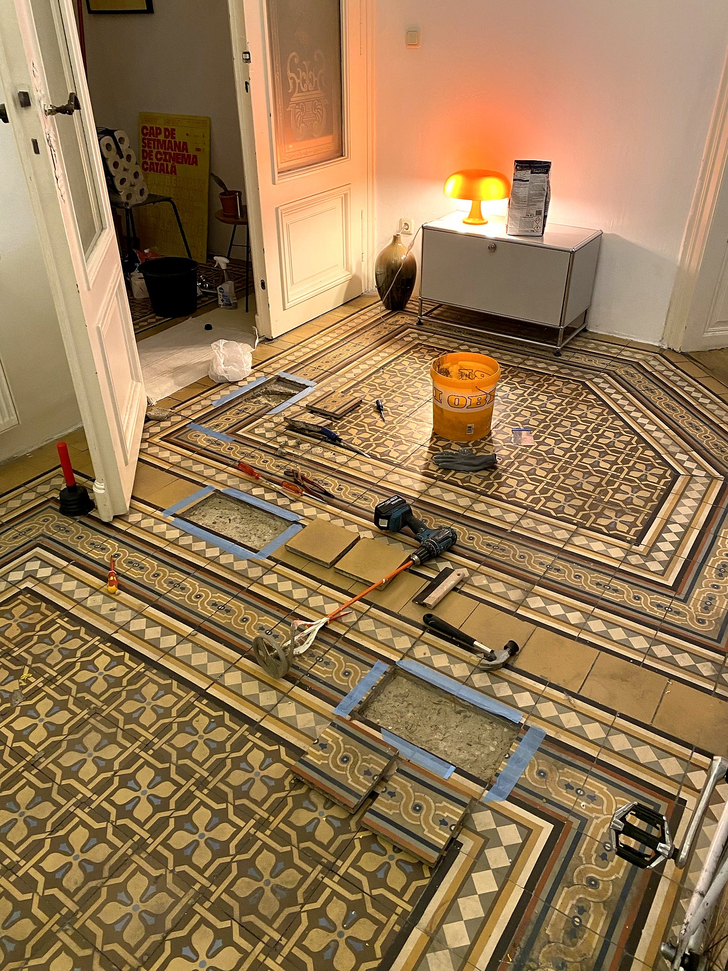 VI. DISTRICT VIENNA, restoring the original tiles