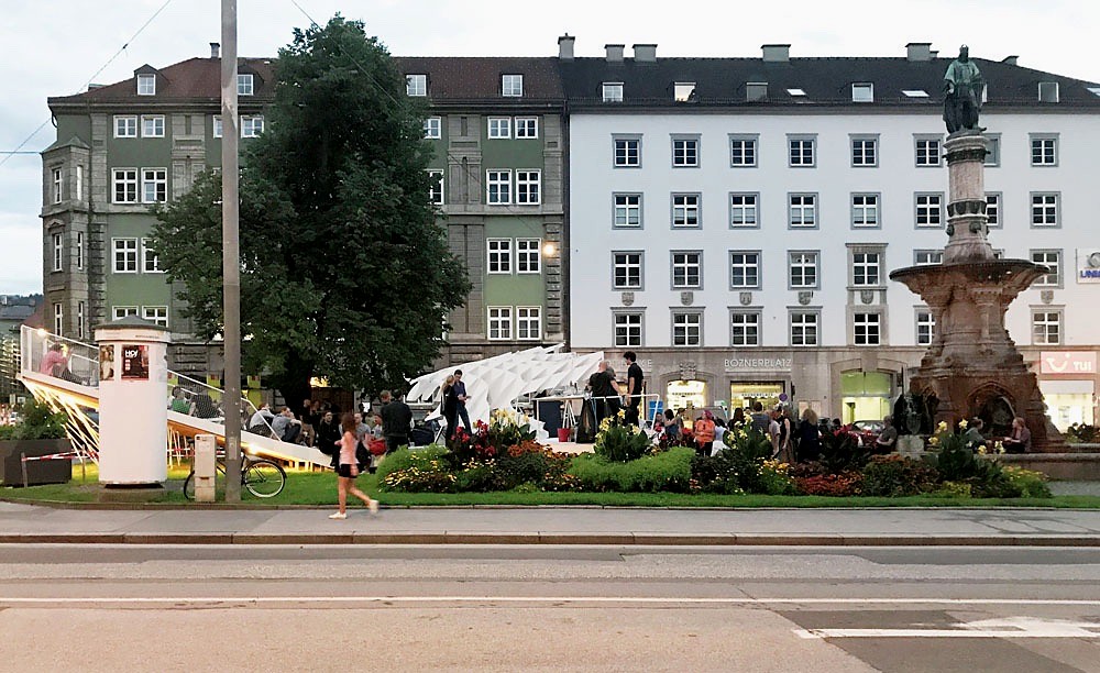 DELOREAN, the square by day