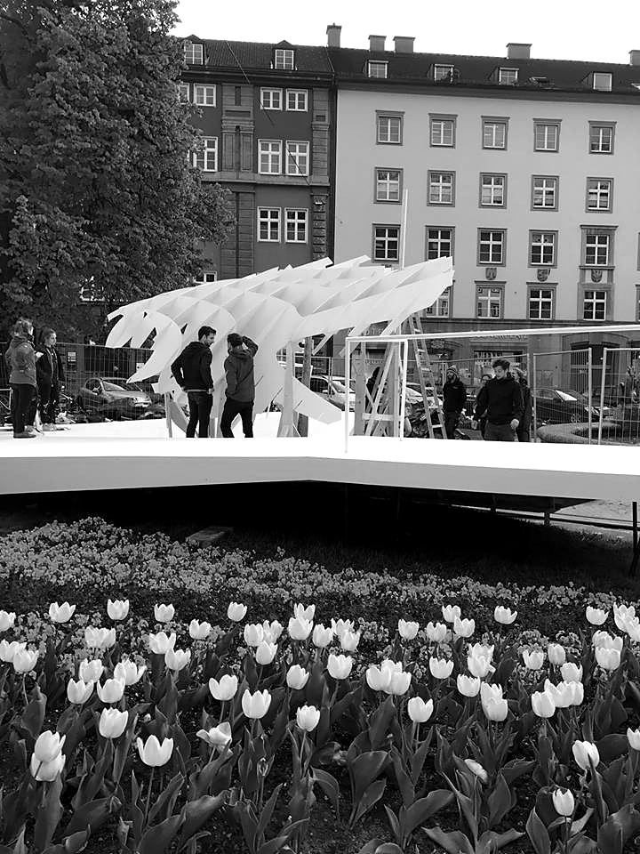 DELOREAN, building the sculpture on the square