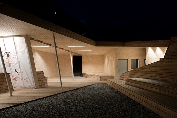 DIE BLUME, the pavilion at night from the street