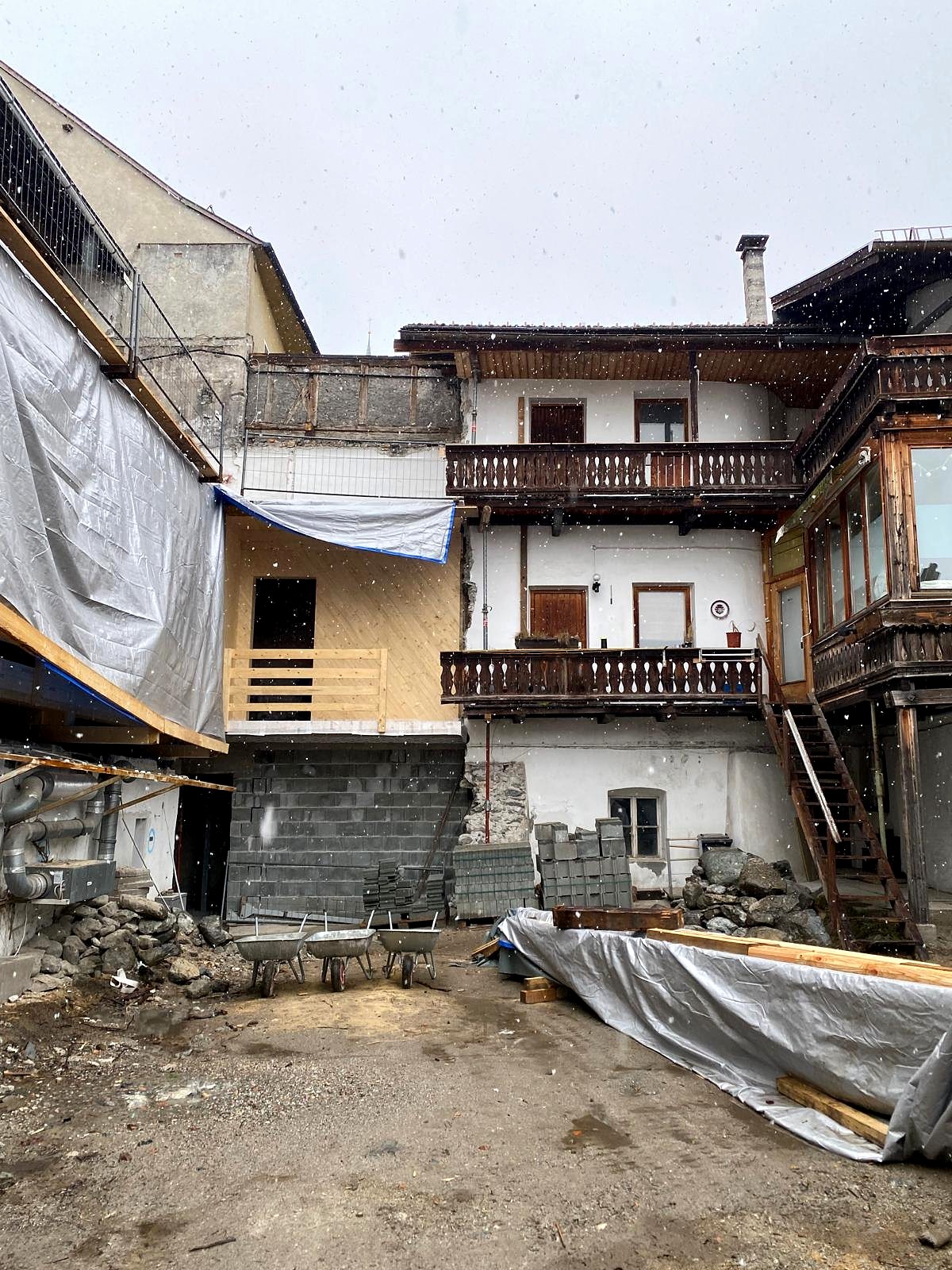 ETTELHAUS, construction site in the courtyard, snow