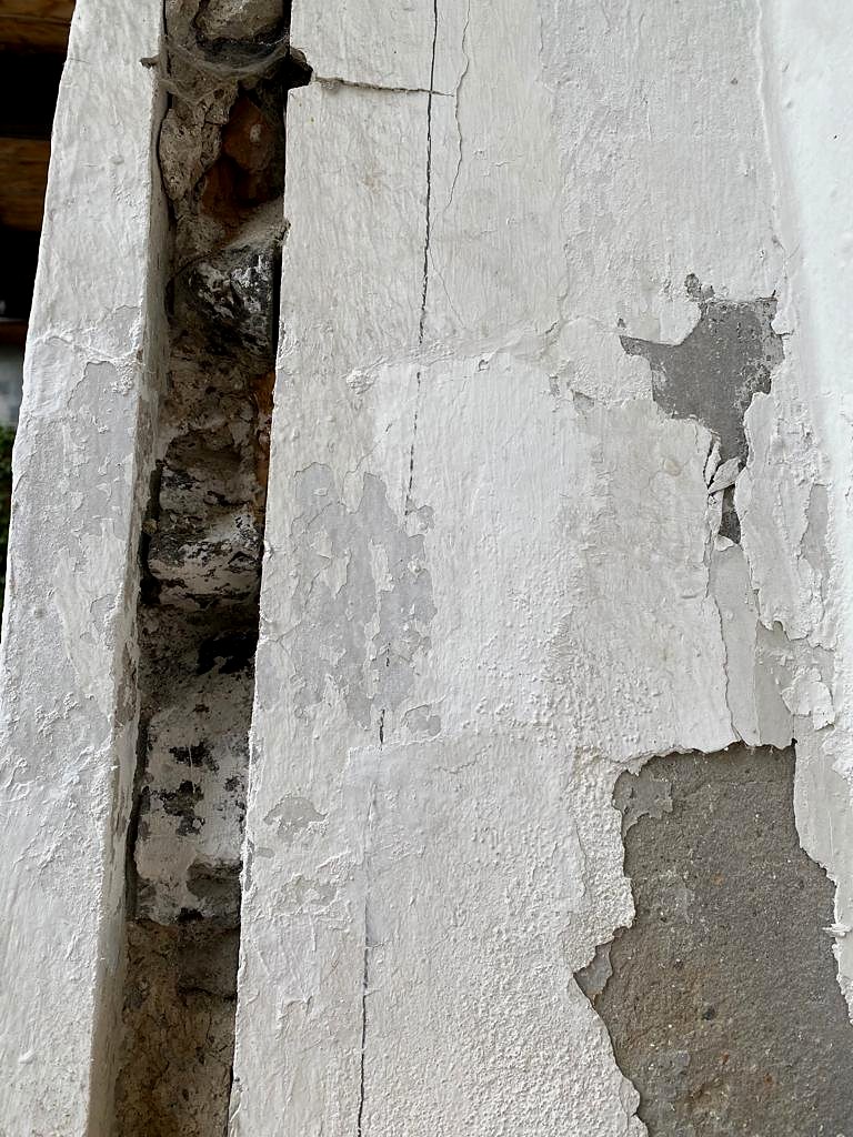 ETTELHAUS, peeling paint on a corner post