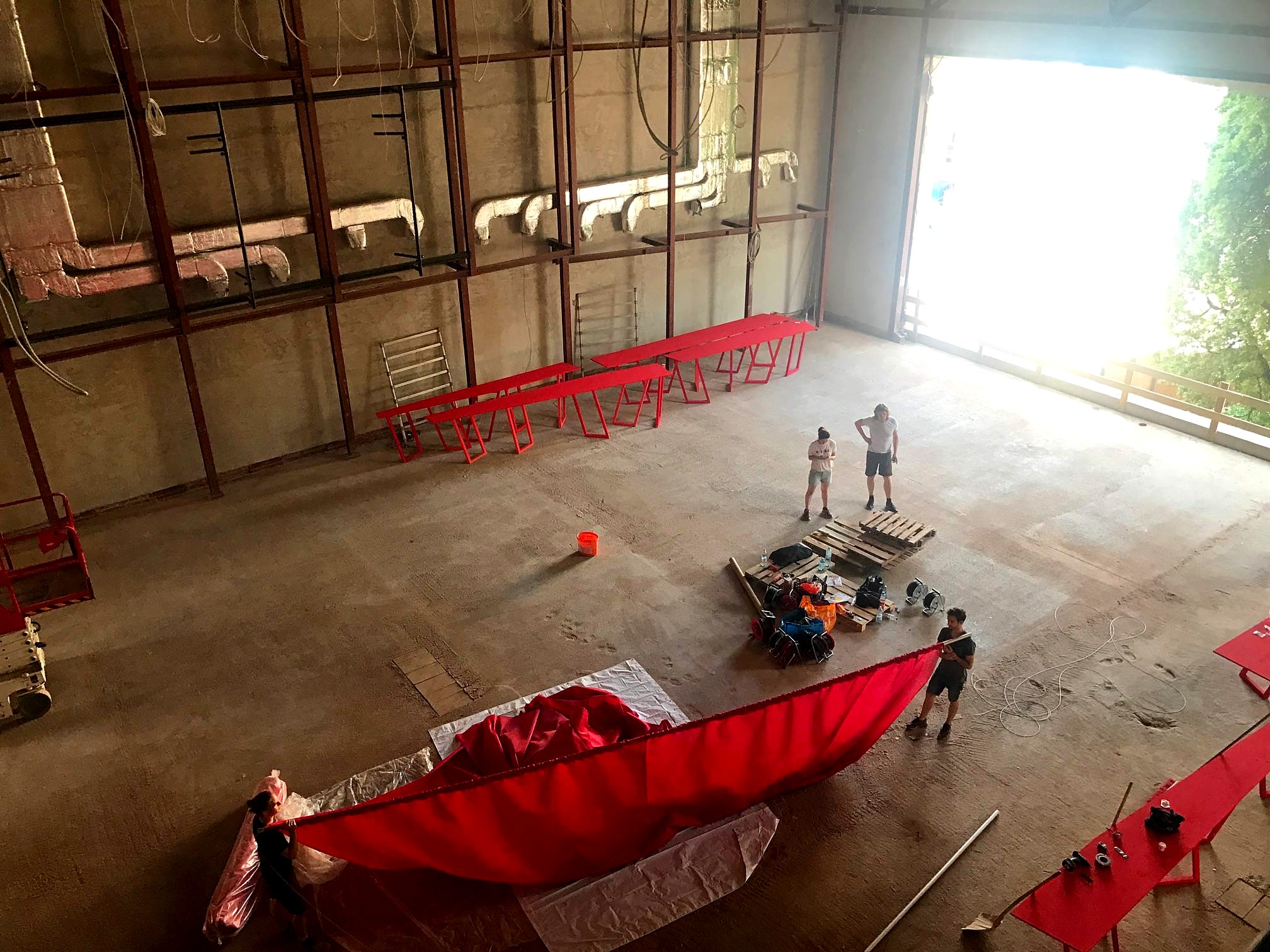 HOUSE OF MUSIC, unrolling the red fabric in the hall