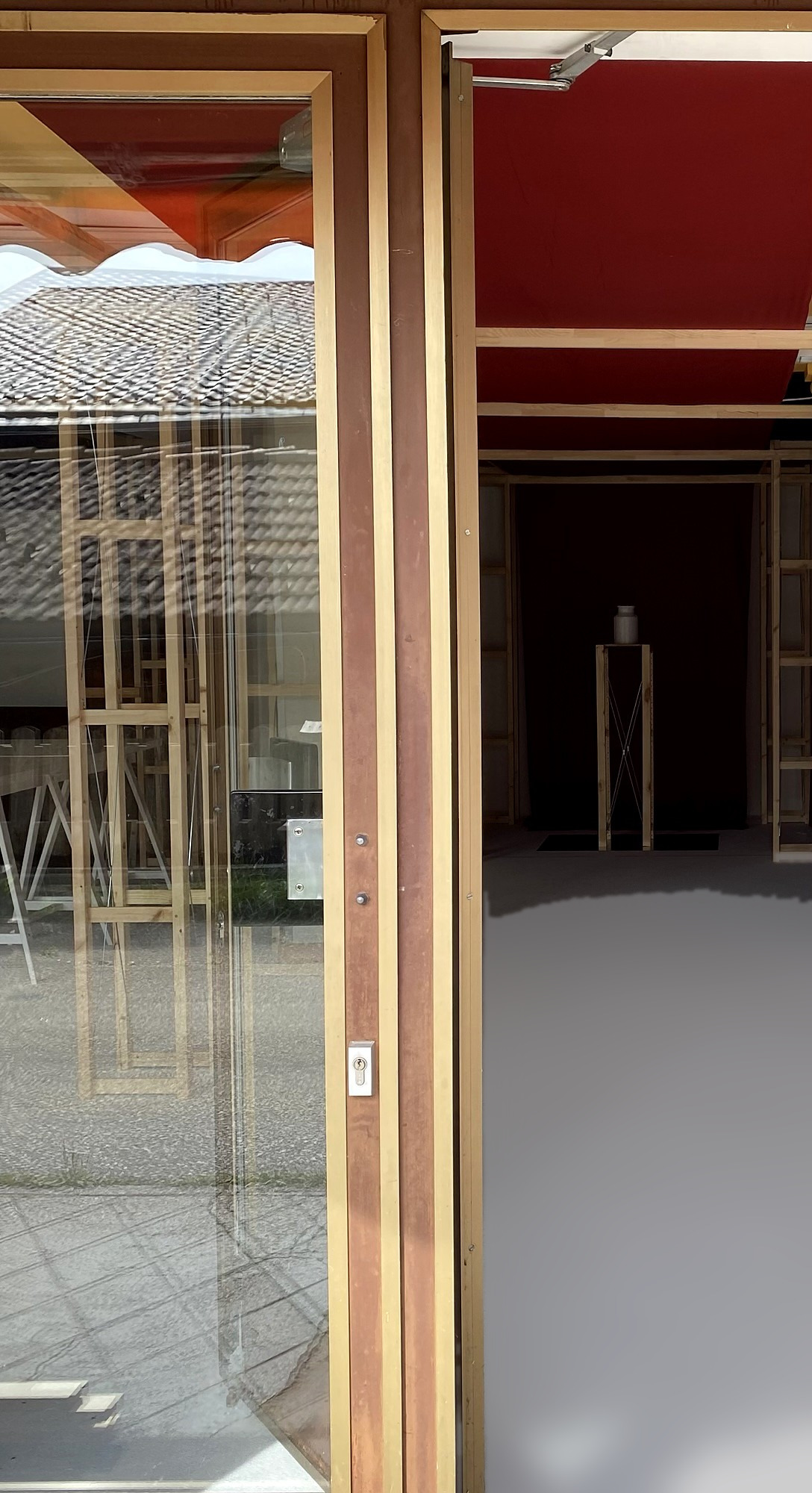 VIENNA DESIGN WEEK x EUROPEAN FORUM ALPBACH, view through the glass door into the red room